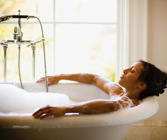Relaxing in a bath to treat endo symptoms