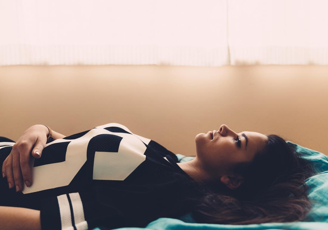 Woman_lying_down_in_pain