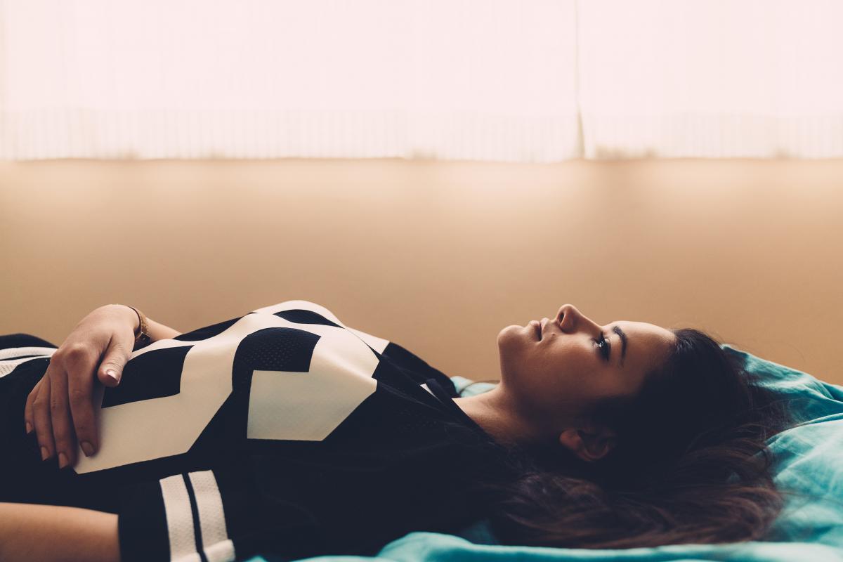 Woman_lying_down_in_pain