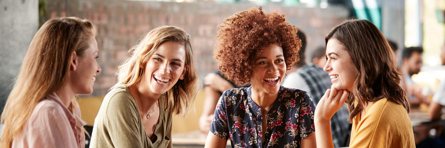 Group of friends talking about endo