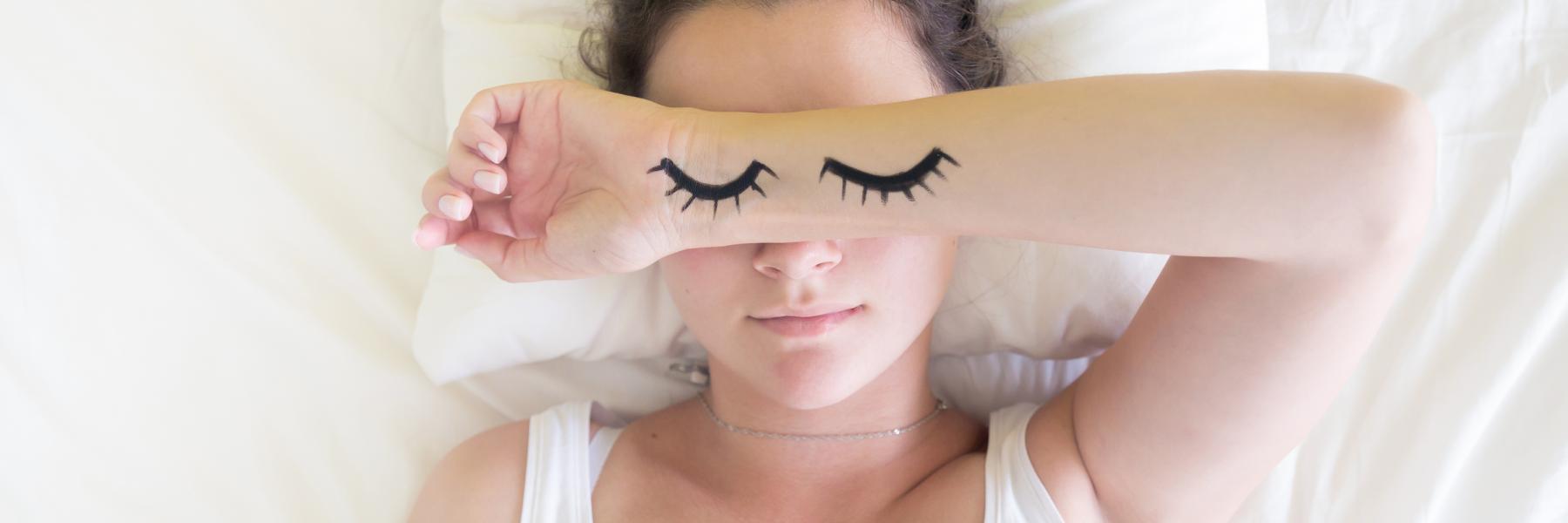 Woman sleeping to help reduce endo symptoms