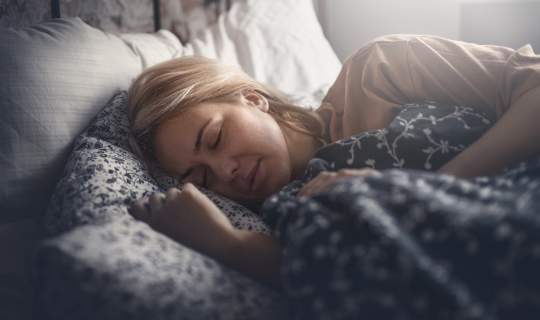 Woman sleeping to help reduce endo symptoms